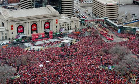 Thousands gather at Chiefs championship parade