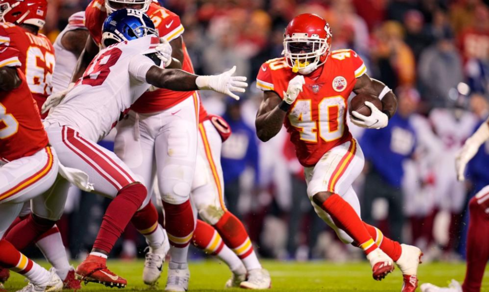 Chiefs keep slim playoff chances alive with win against Giants