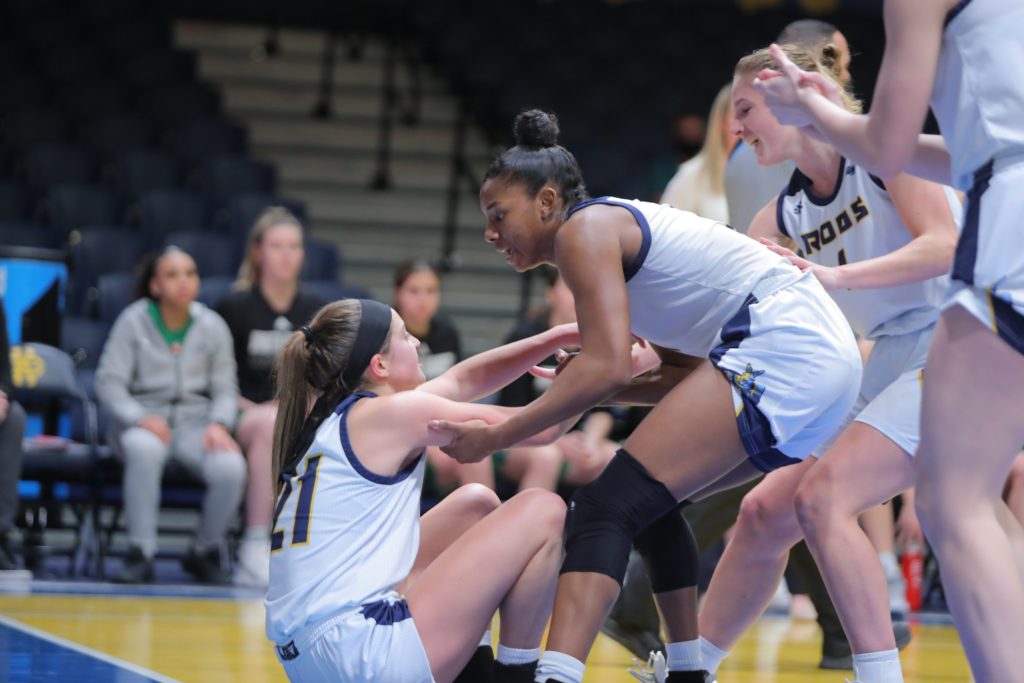 Women’s basketball: Roos’ win eighth straight behind dominant fourth quarter performance