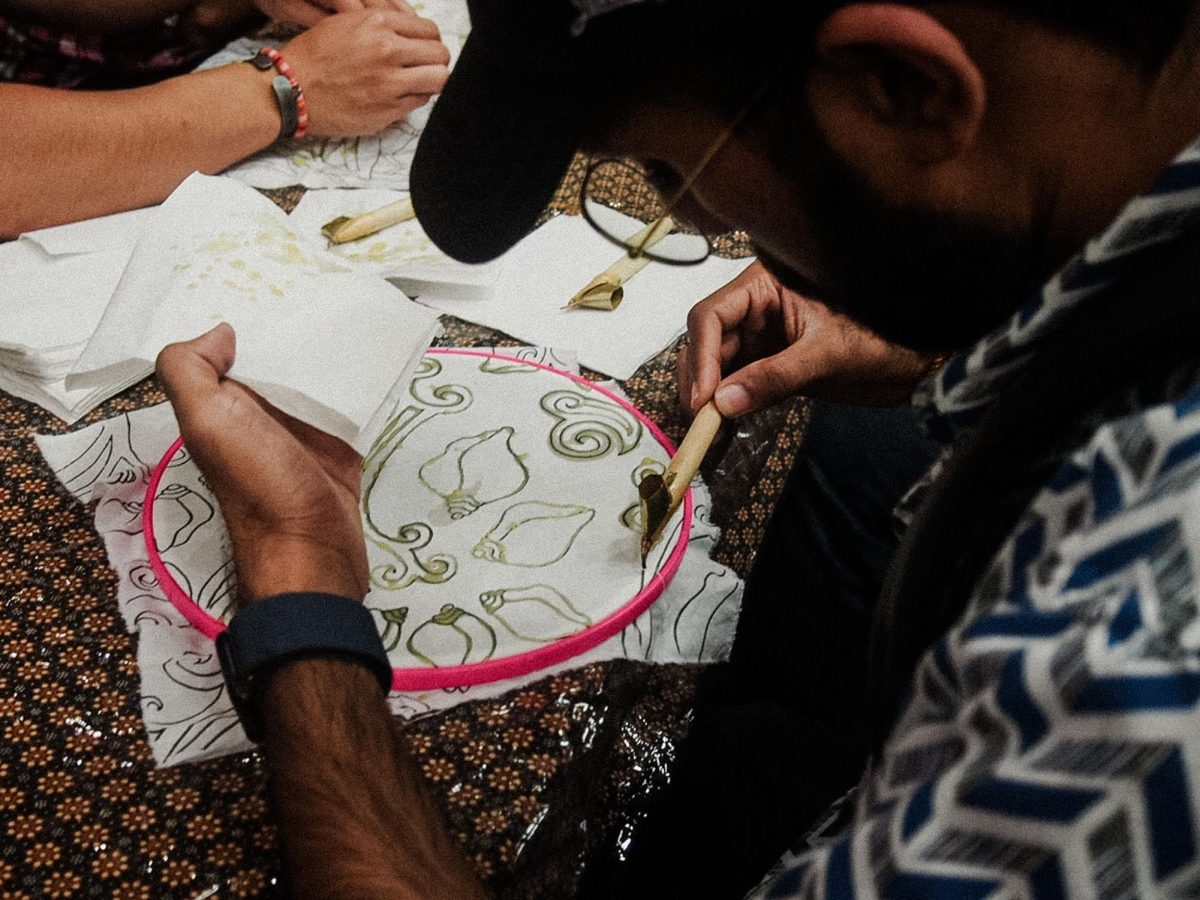 An attendee doing batik.